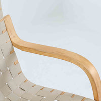 Alvar Aaltoが手掛けたARMCHAIR 406は、しなやかな曲線を描く成形バーチ材フレームが印象的な北欧モダンの名作です。アームから脚部へと流れる一体感のあるフォルムと、ウェビングテープを格子状に編み込んだ座面・背もたれが軽やかな存在感を演出します。身体を包み込むような柔軟性と快適な座り心地を備え、読書やラウンジスペースなどにも最適です。経年による風合いも魅力となり、機能性と造形美を兼ね備えた北欧ビンテージならではの価値を楽しめます。