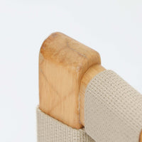 Alvar Aaltoが手掛けたARMCHAIR 406は、しなやかな曲線を描く成形バーチ材フレームが印象的な北欧モダンの名作です。アームから脚部へと流れる一体感のあるフォルムと、ウェビングテープを格子状に編み込んだ座面・背もたれが軽やかな存在感を演出します。身体を包み込むような柔軟性と快適な座り心地を備え、読書やラウンジスペースなどにも最適です。経年による風合いも魅力となり、機能性と造形美を兼ね備えた北欧ビンテージならではの価値を楽しめます。