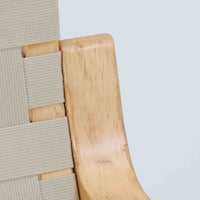 Alvar Aaltoが手掛けたARMCHAIR 406は、しなやかな曲線を描く成形バーチ材フレームが印象的な北欧モダンの名作です。アームから脚部へと流れる一体感のあるフォルムと、ウェビングテープを格子状に編み込んだ座面・背もたれが軽やかな存在感を演出します。身体を包み込むような柔軟性と快適な座り心地を備え、読書やラウンジスペースなどにも最適です。経年による風合いも魅力となり、機能性と造形美を兼ね備えた北欧ビンテージならではの価値を楽しめます。