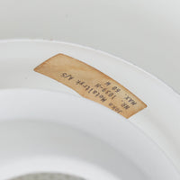 Jeka Metaltrykによるデンマーク製のペンダントライトです。スチール素材を用いた多層シェード構造が特徴で、光源を巧みに覆いながら柔らかな光を広げる北欧照明らしい機能美が魅力です。重なり合うシェードが生み出す美しい陰影と均一な配光は、ダイニングやリビングを落ち着いた雰囲気へと演出します。シンプルなホワイトカラーは空間を選ばず取り入れやすく、北欧ビンテージならではの洗練されたデザインと経年を経た味わいをお楽しみいただける一品です。