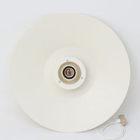 LyfaのTYPE 4045ペンダントライトです。スチール素材を用いたシンプルで洗練されたフォルムに、多層構造のシェードを組み合わせた北欧らしい機能美が魅力です。光源を覆いながら効率よく光を拡散する設計により、眩しさを抑えた柔らかな灯りを演出します。直径44cmの存在感あるサイズはダイニングやリビングの主照明として最適で、アイボリー系の落ち着いたカラーが空間に上品な印象を添えます。時代を超えて愛されるデザインと、ビンテージならではの味わいを楽しめる一灯です。
