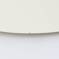 LyfaのTYPE 4045ペンダントライトです。スチール素材を用いたシンプルで洗練されたフォルムに、多層構造のシェードを組み合わせた北欧らしい機能美が魅力です。光源を覆いながら効率よく光を拡散する設計により、眩しさを抑えた柔らかな灯りを演出します。直径44cmの存在感あるサイズはダイニングやリビングの主照明として最適で、アイボリー系の落ち着いたカラーが空間に上品な印象を添えます。時代を超えて愛されるデザインと、ビンテージならではの味わいを楽しめる一灯です。