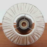Rigmor Nielsenがデザインし、Soholm Keramikが手掛けたテーブルランプです。高さ37cmの取り入れやすいサイズに、艶やかな陶磁器ベースとナチュラルなリネンシェードを組み合わせた、落ち着きある北欧ビンテージらしい一台。ベースには規則的な立体リブ装飾が施され、陰影豊かな表情と彫刻的な存在感を生み出しています。点灯時にはシェード越しの柔らかな光が釉薬の奥行きや貫入の表情を引き立て、チェストやサイドテーブル、ベッドサイドに穏やかな雰囲気を演出。Rigmor Nielsenらしい造形美とSoholmの高い陶芸技術が感じられる、希少性の高いビンテージ照明です。