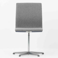 Arne Jacobsen(アルネ・ヤコブセン)がデザインし、Fritz Hansen(フリッツ・ハンセン)が製造したOxfordデスクチェアです。背から座面へ滑らかにつながる一体感のあるシートと、中央の支柱から伸びる端正な5本脚が、軽快で洗練された佇まいを演出しています。張地の落ち着いた表情と金属製ベースの組み合わせも美しく、書斎やワークスペース、ダイニングなど幅広い空間に取り入れやすい一脚。時代を超えて楽しめる端正な造形に、北欧ビンテージならではの存在感が感じられます。