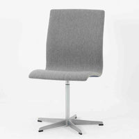 Arne Jacobsen(アルネ・ヤコブセン)がデザインし、Fritz Hansen(フリッツ・ハンセン)が製造したOxfordデスクチェアです。背から座面へ滑らかにつながる一体感のあるシートと、中央の支柱から伸びる端正な5本脚が、軽快で洗練された佇まいを演出しています。張地の落ち着いた表情と金属製ベースの組み合わせも美しく、書斎やワークスペース、ダイニングなど幅広い空間に取り入れやすい一脚。時代を超えて楽しめる端正な造形に、北欧ビンテージならではの存在感が感じられます。