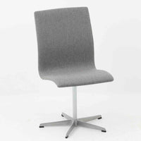 Arne Jacobsen(アルネ・ヤコブセン)がデザインし、Fritz Hansen(フリッツ・ハンセン)が製造したOxfordデスクチェアです。背から座面へ滑らかにつながる一体感のあるシートと、中央の支柱から伸びる端正な5本脚が、軽快で洗練された佇まいを演出しています。張地の落ち着いた表情と金属製ベースの組み合わせも美しく、書斎やワークスペース、ダイニングなど幅広い空間に取り入れやすい一脚。時代を超えて楽しめる端正な造形に、北欧ビンテージならではの存在感が感じられます。