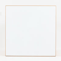 Alvar Aaltoがデザインし、Artekが製作したモデル81Cの正方形ダイニングテーブルです。バーチ材のしなやかな曲木脚とホワイトラミネート天板の組み合わせが、アアルトらしい機能美と軽やかな佇まいを生み出しています。幅75cmの扱いやすいサイズは2人用のダイニングテーブルとしてはもちろん、ワークデスクやショップ什器としても取り入れやすい一台。経年により深みを増した木肌と、長年使い込まれた天板の風合いがビンテージならではの味わいを感じさせ、Artekの普遍的なデザイン性と希少な北欧オリジナルの存在感を空間に添えてくれます。