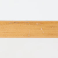 Alvar Aaltoがデザインし、Artekが製作したモデル81Cの正方形ダイニングテーブルです。バーチ材のしなやかな曲木脚とホワイトラミネート天板の組み合わせが、アアルトらしい機能美と軽やかな佇まいを生み出しています。幅75cmの扱いやすいサイズは2人用のダイニングテーブルとしてはもちろん、ワークデスクやショップ什器としても取り入れやすい一台。経年により深みを増した木肌と、長年使い込まれた天板の風合いがビンテージならではの味わいを感じさせ、Artekの普遍的なデザイン性と希少な北欧オリジナルの存在感を空間に添えてくれます。