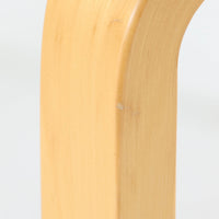 Alvar Aaltoがデザインし、Artekが製作したモデル81Cの正方形ダイニングテーブルです。バーチ材のしなやかな曲木脚とホワイトラミネート天板の組み合わせが、アアルトらしい機能美と軽やかな佇まいを生み出しています。幅75cmの扱いやすいサイズは2人用のダイニングテーブルとしてはもちろん、ワークデスクやショップ什器としても取り入れやすい一台。経年により深みを増した木肌と、長年使い込まれた天板の風合いがビンテージならではの味わいを感じさせ、Artekの普遍的なデザイン性と希少な北欧オリジナルの存在感を空間に添えてくれます。