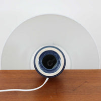 Soholm Keramikのモデル1017、Einar Johansenデザインによるデンマーク製ビンテージテーブルランプです。落ち着いた深いコバルトブルーの陶磁器ベースに、規則正しく並ぶ幾何学的なレリーフが美しい陰影を描き、静かな存在感を放つ一台。エイナー・ヨハンセンらしい端正で建築的なフォルムと、スーホルムならではの艶やかな釉薬表現が魅力です。リネンシェードを通した柔らかな灯りが立体的な意匠をより引き立て、サイドテーブルやチェスト、ベッドサイドに北欧らしい洗練された空気感を添えます。希少なモデルならではのコレクション性と、経年で深みを増した陶肌の味わいも楽しめます。