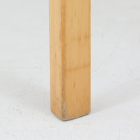 Alvar AaltoによるARMCHAIR 45は、北欧モダンを象徴する名作として知られる一脚です。しなやかに曲げ加工されたバーチ材フレームと、ウェビングテープを格子状に編み込んだ座面・背もたれが特徴で、軽快な印象と快適な座り心地を両立しています。アーム部分には革を組み合わせ、素材のコントラストも美しい仕上がりです。機能性と造形美を兼ね備えた構造は、空間のアクセントとしても存在感があり、長く愛され続ける北欧ビンテージならではの魅力を感じられます。