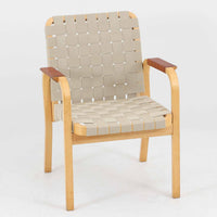 Alvar AaltoによるARMCHAIR 45は、北欧モダンを象徴する名作として知られる一脚です。しなやかに曲げ加工されたバーチ材フレームと、ウェビングテープを格子状に編み込んだ座面・背もたれが特徴で、軽快な印象と快適な座り心地を両立しています。アーム部分には革を組み合わせ、素材のコントラストも美しい仕上がりです。機能性と造形美を兼ね備えた構造は、空間のアクセントとしても存在感があり、長く愛され続ける北欧ビンテージならではの魅力を感じられます。