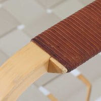 Alvar AaltoによるARMCHAIR 45は、北欧モダンを象徴する名作として知られる一脚です。しなやかに曲げ加工されたバーチ材フレームと、ウェビングテープを格子状に編み込んだ座面・背もたれが特徴で、軽快な印象と快適な座り心地を両立しています。アーム部分には革を組み合わせ、素材のコントラストも美しい仕上がりです。機能性と造形美を兼ね備えた構造は、空間のアクセントとしても存在感があり、長く愛され続ける北欧ビンテージならではの魅力を感じられます。