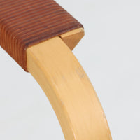 Alvar AaltoによるARMCHAIR 45は、北欧モダンを象徴する名作として知られる一脚です。しなやかに曲げ加工されたバーチ材フレームと、ウェビングテープを格子状に編み込んだ座面・背もたれが特徴で、軽快な印象と快適な座り心地を両立しています。アーム部分には革を組み合わせ、素材のコントラストも美しい仕上がりです。機能性と造形美を兼ね備えた構造は、空間のアクセントとしても存在感があり、長く愛され続ける北欧ビンテージならではの魅力を感じられます。