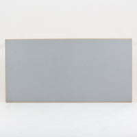 Alvar Aaltoがデザインし、Artekが製作したモデル81Aのダイニングテーブルです。バーチ材の柔らかな木肌とアアルトを象徴するLレッグの曲木構造に、落ち着いたリノリウム天板を組み合わせた、機能美あふれる北欧デザインの名作。幅150cmのゆとりあるサイズは4~6人でのダイニング使用に適しており、ワークスペースやミーティングテーブルとしても活躍します。経年により深みを増した木部の艶やかな風合いと、使い込まれた天板の味わいがビンテージならではの魅力を高め、Artekオリジナルならではの普遍的なデザイン性と希少性が空間に上質な存在感をもたらします。