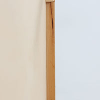 Alvar Aaltoがデザインし、Artekが製作したモデル81Aのダイニングテーブルです。バーチ材の柔らかな木肌とアアルトを象徴するLレッグの曲木構造に、落ち着いたリノリウム天板を組み合わせた、機能美あふれる北欧デザインの名作。幅150cmのゆとりあるサイズは4~6人でのダイニング使用に適しており、ワークスペースやミーティングテーブルとしても活躍します。経年により深みを増した木部の艶やかな風合いと、使い込まれた天板の味わいがビンテージならではの魅力を高め、Artekオリジナルならではの普遍的なデザイン性と希少性が空間に上質な存在感をもたらします。