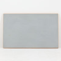 Alvar Aaltoがデザインし、Artekが製作したモデル81Bのダイニングテーブルです。バーチ材の柔らかな木肌と、アアルトを象徴するLレッグの曲木構造にリノリウム天板を組み合わせた、北欧モダンを代表するタイムレスな一台。幅120cmの使いやすいサイズは4人掛けのダイニングテーブルとしてはもちろん、書斎やワークスペースのデスクとしても取り入れやすい設計です。経年によって深みを増した木部の艶やかな表情と、使い込まれた天板の落ち着いた風合いがビンテージならではの魅力を高め、Artekオリジナルの希少性と普遍的なデザイン美が空間に上質な存在感をもたらします。