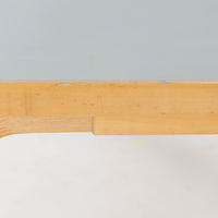 Alvar Aaltoがデザインし、Artekが製作したモデル81Bのダイニングテーブルです。バーチ材の柔らかな木肌と、アアルトを象徴するLレッグの曲木構造にリノリウム天板を組み合わせた、北欧モダンを代表するタイムレスな一台。幅120cmの使いやすいサイズは4人掛けのダイニングテーブルとしてはもちろん、書斎やワークスペースのデスクとしても取り入れやすい設計です。経年によって深みを増した木部の艶やかな表情と、使い込まれた天板の落ち着いた風合いがビンテージならではの魅力を高め、Artekオリジナルの希少性と普遍的なデザイン美が空間に上質な存在感をもたらします。