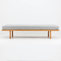 Borge Mogensenがデザインを手掛け、Fredericia Stolefabrikより製造されたModel 190 デイベッドです。オーク材ならではの力強く美しい木目と、無駄を削ぎ落とした端正なフォルムが北欧モダンデザインの魅力を体現しています。すのこ構造による軽やかな印象と優れた通気性を備え、付属マットレスを合わせればデイベッドとして、外せばベンチとしても活躍する機能的な一台です。時を重ねて深みを増した木肌や丁寧な造りからは、北欧ビンテージならではの風格と職人技が感じられ、リビングやゲストルームなど幅広い空間で永く愛用いただけます。