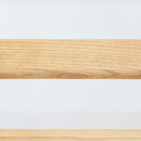 Borge Mogensenがデザインを手掛け、Fredericia Stolefabrikより製造されたModel 190 デイベッドです。オーク材ならではの力強く美しい木目と、無駄を削ぎ落とした端正なフォルムが北欧モダンデザインの魅力を体現しています。すのこ構造による軽やかな印象と優れた通気性を備え、付属マットレスを合わせればデイベッドとして、外せばベンチとしても活躍する機能的な一台です。時を重ねて深みを増した木肌や丁寧な造りからは、北欧ビンテージならではの風格と職人技が感じられ、リビングやゲストルームなど幅広い空間で永く愛用いただけます。
