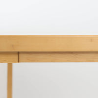 Alvar Aaltoが手掛け、Artekより製造された北欧デザインを代表するダイニングテーブルです。天板には実用性に優れたリノリウム、フレームにはバーチ材を使用し、アアルトならではの美しいLレッグ構造が軽やかな印象を与えます。無駄を削ぎ落としたシンプルなフォルムは空間に自然に溶け込み、幅182cmのゆとりあるサイズでダイニングやワークスペースにも最適です。機能美と耐久性を兼ね備えた名作として長く愛され続けており、経年による風合いも楽しめる北欧ビンテージならではの魅力を備えています。