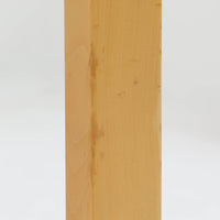 Artek(アルテック)社の「Table 81A」、Alvar Aalto(アルヴァ・アアルト)によるデザインのビンテージダイニングテーブルです。バーチ材を曲げて成形した象徴的なLレッグに、ホワイトのリノリウム天板を組み合わせた端正な佇まいが特徴。装飾を抑えたシンプルな構成ながら、柔らかな脚部の曲線にアアルトらしい造形美が表れています。幅150cmで食卓からワークテーブルまで使いやすく、時代を超えて空間に馴染む普遍的な魅力を備えています。