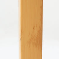 Artek(アルテック)社の「Table 81A」、Alvar Aalto(アルヴァ・アアルト)によるデザインのビンテージダイニングテーブルです。バーチ材を曲げて成形した象徴的なLレッグに、ホワイトのリノリウム天板を組み合わせた端正な佇まいが特徴。装飾を抑えたシンプルな構成ながら、柔らかな脚部の曲線にアアルトらしい造形美が表れています。幅150cmで食卓からワークテーブルまで使いやすく、時代を超えて空間に馴染む普遍的な魅力を備えています。