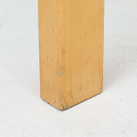 Artek(アルテック)社の「Table 81A」、Alvar Aalto(アルヴァ・アアルト)によるデザインのビンテージダイニングテーブルです。バーチ材を曲げて成形した象徴的なLレッグに、ホワイトのリノリウム天板を組み合わせた端正な佇まいが特徴。装飾を抑えたシンプルな構成ながら、柔らかな脚部の曲線にアアルトらしい造形美が表れています。幅150cmで食卓からワークテーブルまで使いやすく、時代を超えて空間に馴染む普遍的な魅力を備えています。
