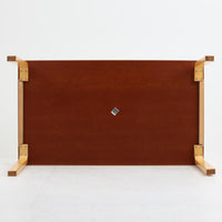 Artek(アルテック)社の「Table 81A」、Alvar Aalto(アルヴァ・アアルト)によるデザインのビンテージダイニングテーブルです。バーチ材を曲げて成形した象徴的なLレッグに、ホワイトのリノリウム天板を組み合わせた端正な佇まいが特徴。装飾を抑えたシンプルな構成ながら、柔らかな脚部の曲線にアアルトらしい造形美が表れています。幅150cmで食卓からワークテーブルまで使いやすく、時代を超えて空間に馴染む普遍的な魅力を備えています。