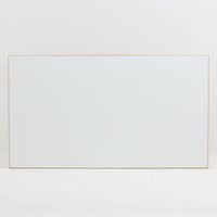 Artek(アルテック)社の「Table 81A」、Alvar Aalto(アルヴァ・アアルト)によるデザインのビンテージダイニングテーブルです。バーチ材を曲げて成形した象徴的なLレッグに、ホワイトのリノリウム天板を組み合わせた端正な佇まいが特徴。装飾を抑えたシンプルな構成ながら、柔らかな脚部の曲線にアアルトらしい造形美が表れています。幅150cmで食卓からワークテーブルまで使いやすく、時代を超えて空間に馴染む普遍的な魅力を備えています。