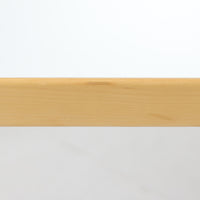 Artek(アルテック)社の「Table 81A」、Alvar Aalto(アルヴァ・アアルト)によるデザインのビンテージダイニングテーブルです。バーチ材を曲げて成形した象徴的なLレッグに、ホワイトのリノリウム天板を組み合わせた端正な佇まいが特徴。装飾を抑えたシンプルな構成ながら、柔らかな脚部の曲線にアアルトらしい造形美が表れています。幅150cmで食卓からワークテーブルまで使いやすく、時代を超えて空間に馴染む普遍的な魅力を備えています。