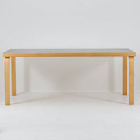 Alvar Aaltoが手掛けたArtekの名作「Table 83」です。バーチ材のフレームにリノリウム天板を組み合わせた、機能美あふれるデザインが魅力。アアルトを象徴するLレッグ構造は、無駄を削ぎ落とした軽やかなフォルムと優れた耐久性を両立しています。幅182cmのゆとりあるサイズはダイニングテーブルとしてはもちろん、ワークテーブルやミーティングテーブルとしても活躍。長年愛され続ける北欧モダンデザインとビンテージならではの風合いを楽しめる一台です。