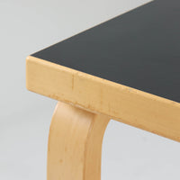 Alvar Aaltoが手掛けたArtekの名作「Table 83」です。バーチ材のフレームにリノリウム天板を組み合わせた、機能美あふれるデザインが魅力。アアルトを象徴するLレッグ構造は、無駄を削ぎ落とした軽やかなフォルムと優れた耐久性を両立しています。幅182cmのゆとりあるサイズはダイニングテーブルとしてはもちろん、ワークテーブルやミーティングテーブルとしても活躍。長年愛され続ける北欧モダンデザインとビンテージならではの風合いを楽しめる一台です。