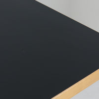 Alvar Aaltoが手掛けたArtekの名作「Table 83」です。バーチ材のフレームにリノリウム天板を組み合わせた、機能美あふれるデザインが魅力。アアルトを象徴するLレッグ構造は、無駄を削ぎ落とした軽やかなフォルムと優れた耐久性を両立しています。幅182cmのゆとりあるサイズはダイニングテーブルとしてはもちろん、ワークテーブルやミーティングテーブルとしても活躍。長年愛され続ける北欧モダンデザインとビンテージならではの風合いを楽しめる一台です。