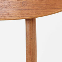 Vilhelm Wohlertがデザインを手掛け、Soborg Moblerより製造されたModel 402ダイニングチェアです。チーク材ならではの美しい木目と、楕円形に成形された背もたれや繊細なフレームが軽やかで洗練された印象を演出します。座面は身体に沿う緩やかなカーブを描き、快適な掛け心地を実現。シンプルで無駄のない構造は北欧デザインらしい機能美を感じさせ、ダイニングはもちろんデスクチェアやアクセントチェアとしても活躍します。長い年月を経て深みを増した風合いと丁寧な職人技が魅力の北欧ビンテージです。