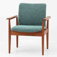 フィン・ユールがデザインし、France & Sonが製造した「Diplomat Chair」の北欧ビンテージ品です。チーク材のフレームは、先端を緩やかに削り込んだアームや細身の脚部に繊細な造形美が表れ、背と座のクッションを軽やかに支える構成が特徴です。包み込むような背もたれと広めの座面により、ダイニングはもちろん書斎やリビングのパーソナルチェアとしても活躍します。経年によって深まった木部の色艶と、名作ならではの端正な存在感を楽しめる一脚です。
