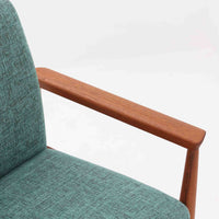 フィン・ユールがデザインし、France & Sonが製造した「Diplomat Chair」の北欧ビンテージ品です。チーク材のフレームは、先端を緩やかに削り込んだアームや細身の脚部に繊細な造形美が表れ、背と座のクッションを軽やかに支える構成が特徴です。包み込むような背もたれと広めの座面により、ダイニングはもちろん書斎やリビングのパーソナルチェアとしても活躍します。経年によって深まった木部の色艶と、名作ならではの端正な存在感を楽しめる一脚です。