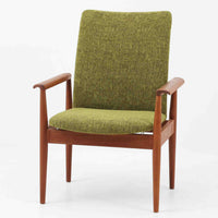 フィン・ユールがデザインし、France & Sonが製造した「Diplomat Chair」のハイバックモデルです。チーク材ならではの美しい木目と、緩やかな曲線を描くハイバックが調和し、軽快なフレーム構成の中に優れた座り心地を実現しています。特徴的なアームや細身の脚部にはフィン・ユールらしい有機的なデザインが息づき、長時間でもゆったりと寛げる一脚です。リビングや書斎のラウンジチェアとして空間に上質なアクセントを添え、北欧ビンテージならではの風格と経年変化の魅力を存分に味わえます。