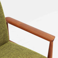 フィン・ユールがデザインし、France & Sonが製造した「Diplomat Chair」のハイバックモデルです。チーク材ならではの美しい木目と、緩やかな曲線を描くハイバックが調和し、軽快なフレーム構成の中に優れた座り心地を実現しています。特徴的なアームや細身の脚部にはフィン・ユールらしい有機的なデザインが息づき、長時間でもゆったりと寛げる一脚です。リビングや書斎のラウンジチェアとして空間に上質なアクセントを添え、北欧ビンテージならではの風格と経年変化の魅力を存分に味わえます。