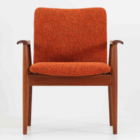フィン・ユールがデザインし、France & Sonが製造した「Diplomat Chair」の北欧ビンテージ品です。チーク材のフレームは、先端を緩やかに削り込んだアームや細身の脚部に繊細な造形美が表れ、背と座のクッションを軽やかに支える構成が特徴です。包み込むような背もたれと広めの座面により、ダイニングはもちろん書斎やリビングのパーソナルチェアとしても活躍します。経年によって深まった木部の色艶と、名作ならではの端正な存在感を楽しめる一脚です。