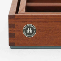 Adam Hoff & Poul Ostergaardがデザインし、Virum Mobelsnickeriにより製作された「The Hanger」ハンガーラックです。チーク材の温かみある木目と、優雅な曲線を描くベースのフォルムが印象的なデザイン。内部にはフックが備えられ、コートや帽子などを掛けて収納できます。フロントのフラップを開くとハンガー部分が現れる機能的な構造で、使用しないときはすっきりとした壁面収納として美しく収まります。革ベルトによる固定や細部の造りにも職人技が感じられる、北欧ビンテージならではの洗練された一品です。