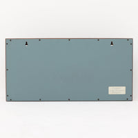 Adam Hoff & Poul Ostergaardがデザインし、Virum Mobelsnickeriにより製作された「The Hanger」ハンガーラックです。チーク材の温かみある木目と、優雅な曲線を描くベースのフォルムが印象的なデザイン。内部にはフックが備えられ、コートや帽子などを掛けて収納できます。フロントのフラップを開くとハンガー部分が現れる機能的な構造で、使用しないときはすっきりとした壁面収納として美しく収まります。革ベルトによる固定や細部の造りにも職人技が感じられる、北欧ビンテージならではの洗練された一品です。