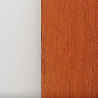 Hans J. Wegnerがデザインし、Ry Moblerが製作したディスプレイシェルフです。美しい木目をもつチーク材を主体に、内部や構造部にはオーク材、金具には真鍮を組み合わせた上質なつくりが魅力。上部のオープン棚は飾り棚として器やオブジェ、本を美しく見せ、下部の開き戸収納は細かい日用品や書類をすっきり隠して収納できます。直線的で端正なフォルムの中に、ウェグナーらしい丁寧な木工技術と素材の美しさが息づき、経年で深みを増した色艶が空間に格別の存在感を添える一品です。リビングや書斎、ショップ什器としてもおすすめです。