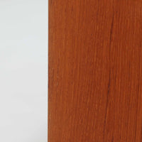 Hans J. Wegnerがデザインし、Ry Moblerが製作したディスプレイシェルフです。美しい木目をもつチーク材を主体に、内部や構造部にはオーク材、金具には真鍮を組み合わせた上質なつくりが魅力。上部のオープン棚は飾り棚として器やオブジェ、本を美しく見せ、下部の開き戸収納は細かい日用品や書類をすっきり隠して収納できます。直線的で端正なフォルムの中に、ウェグナーらしい丁寧な木工技術と素材の美しさが息づき、経年で深みを増した色艶が空間に格別の存在感を添える一品です。リビングや書斎、ショップ什器としてもおすすめです。