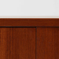 Hans J. Wegnerがデザインし、Ry Moblerが製作したディスプレイシェルフです。美しい木目をもつチーク材を主体に、内部や構造部にはオーク材、金具には真鍮を組み合わせた上質なつくりが魅力。上部のオープン棚は飾り棚として器やオブジェ、本を美しく見せ、下部の開き戸収納は細かい日用品や書類をすっきり隠して収納できます。直線的で端正なフォルムの中に、ウェグナーらしい丁寧な木工技術と素材の美しさが息づき、経年で深みを増した色艶が空間に格別の存在感を添える一品です。リビングや書斎、ショップ什器としてもおすすめです。