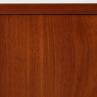 Hans J. Wegnerがデザインし、Ry Moblerが製作したディスプレイシェルフです。美しい木目をもつチーク材を主体に、内部や構造部にはオーク材、金具には真鍮を組み合わせた上質なつくりが魅力。上部のオープン棚は飾り棚として器やオブジェ、本を美しく見せ、下部の開き戸収納は細かい日用品や書類をすっきり隠して収納できます。直線的で端正なフォルムの中に、ウェグナーらしい丁寧な木工技術と素材の美しさが息づき、経年で深みを増した色艶が空間に格別の存在感を添える一品です。リビングや書斎、ショップ什器としてもおすすめです。