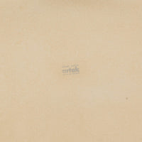 Alvar Aaltoがデザインし、Artekより製作された「81C」ダイニングテーブルです。バーチ材を用いたフレームに、天板には落ち着いた質感のリノリウムを組み合わせたシンプルで機能的なデザインが特徴。脚部にはアアルトを象徴するL字型の曲木構造が採用されており、軽やかで柔らかな印象を与えます。幅75cmの正方形サイズはダイニングはもちろんワークテーブルとしても使いやすく、日常の空間に北欧デザインの美しさと実用性をもたらすビンテージ家具です。本個体は、脚部の5枚レイヤー構造、1973年以降に採用されたプラスネジ、および天板裏の3段構成スタンプの仕様から、1973年~1990年代始めに掛けて製造されたと思われます。