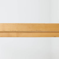 Alvar Aaltoがデザインし、Artekより製作された「81C」ダイニングテーブルです。バーチ材を用いたフレームに、天板には落ち着いた質感のリノリウムを組み合わせたシンプルで機能的なデザインが特徴。脚部にはアアルトを象徴するL字型の曲木構造が採用されており、軽やかで柔らかな印象を与えます。幅75cmの正方形サイズはダイニングはもちろんワークテーブルとしても使いやすく、日常の空間に北欧デザインの美しさと実用性をもたらすビンテージ家具です。本個体は、脚部の5枚レイヤー構造、1973年以降に採用されたプラスネジ、および天板裏の3段構成スタンプの仕様から、1973年~1990年代始めに掛けて製造されたと思われます。