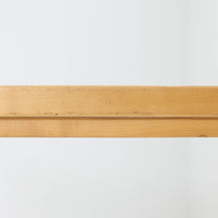 Alvar Aaltoがデザインし、Artekより製作された「81C」ダイニングテーブルです。バーチ材を用いたフレームに、天板には落ち着いた質感のリノリウムを組み合わせたシンプルで機能的なデザインが特徴。脚部にはアアルトを象徴するL字型の曲木構造が採用されており、軽やかで柔らかな印象を与えます。幅75cmの正方形サイズはダイニングはもちろんワークテーブルとしても使いやすく、日常の空間に北欧デザインの美しさと実用性をもたらすビンテージ家具です。本個体は、脚部の5枚レイヤー構造、1973年以降に採用されたプラスネジ、および天板裏の3段構成スタンプの仕様から、1973年~1990年代始めに掛けて製造されたと思われます。