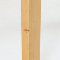 Alvar Aaltoがデザインし、Artekより製作された「81C」ダイニングテーブルです。バーチ材を用いたフレームに、天板には落ち着いた質感のリノリウムを組み合わせたシンプルで機能的なデザインが特徴。脚部にはアアルトを象徴するL字型の曲木構造が採用されており、軽やかで柔らかな印象を与えます。幅75cmの正方形サイズはダイニングはもちろんワークテーブルとしても使いやすく、日常の空間に北欧デザインの美しさと実用性をもたらすビンテージ家具です。本個体は、脚部の5枚レイヤー構造、1973年以降に採用されたプラスネジ、および天板裏の3段構成スタンプの仕様から、1973年~1990年代始めに掛けて製造されたと思われます。